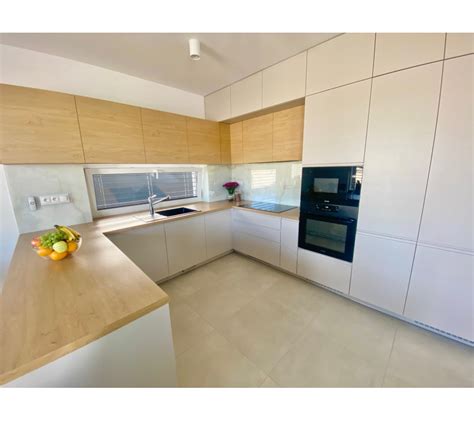 Moderná kuchynská linka v apartmáne