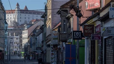 Ilustračná fotografia modernej obchodnej ulice s rôznymi prevádzkami