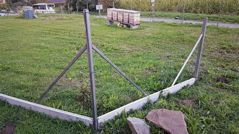 Grafické znázornenie minimálnych odstupov stavby od hranice pozemku