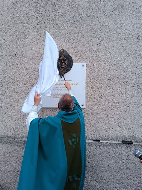 Pamätná tabuľa alebo socha Antona Malatinského pri City Aréne