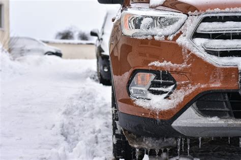 Osobný automobil zaparkovaný pod plachtovou garážou počas zimného obdobia