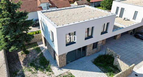 Rodinný dom s upraveným pozemkom a terasou