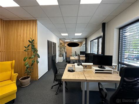 Ilustračná fotografia modernej kancelárie realitnej spoločnosti