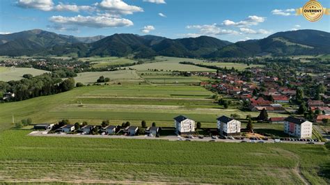Obec Ľubeľa s výhľadom na Nízke Tatry