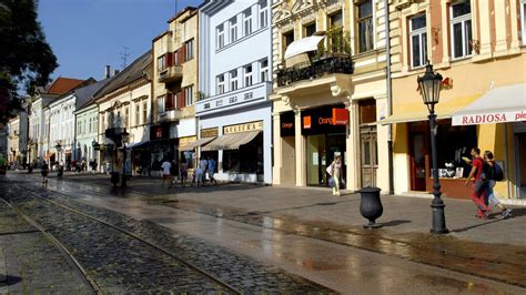 Ulica v centre Ružomberka s obchodmi a službami