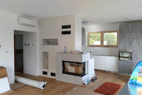 Interiér rodinného domu s krbom a otvorenou obývacou izbou