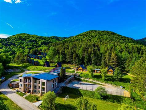 Rekreačný areál Orlík s bazénmi a športoviskami