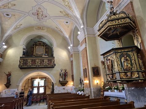 Interiér Kostola Panny Márie Nanebovzatej s hlavným oltárom