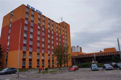 Fotografia modernej trojlôžkovej izby v ŠD UKF Nitra s novým nábytkom
