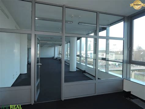 Ilustračná fotografia modernej realitnej kancelárie