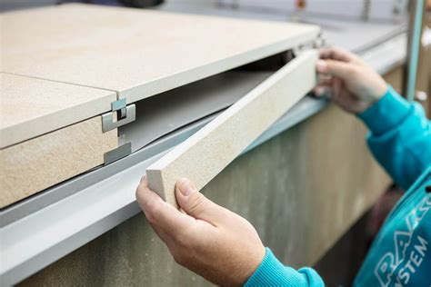 Majster pokladajúci dlažbu na balkóne