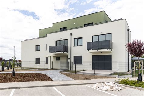 Fasáda bytového domu s obchodným priestorom na prízemí