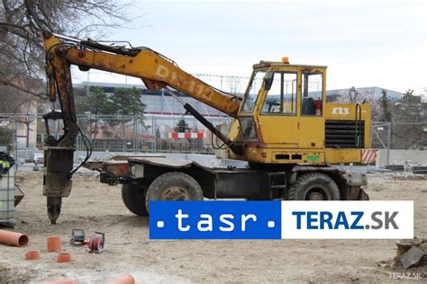 Minibager pracujúci na stavbe
