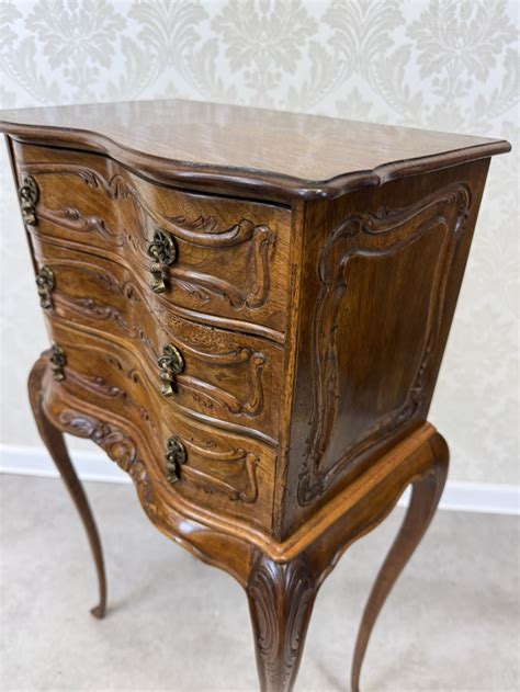 Drevená komoda s vyrezávanými detailmi