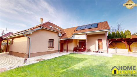 energeticky úsporný dom s fotovoltaickými panelmi