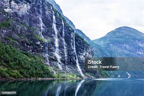 Nórsky fjord s horami