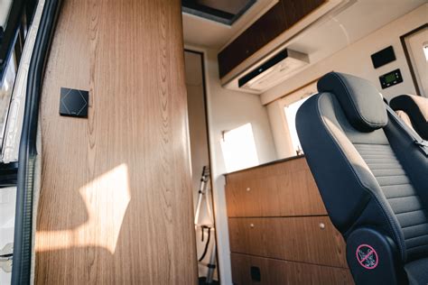 Interiér moderného campervanu