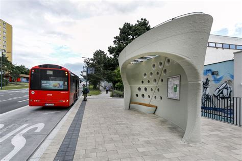 Zastávka MHD v blízkosti obytného domu