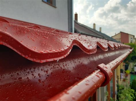 Brúsenie hrdze na plechovej streche