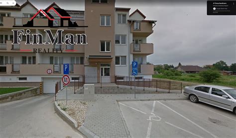 Ulica Svätoplukova v Pezinku s bytovými domami