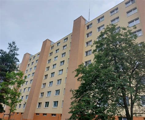Fasáda bytového domu na ulici Podzámska v Nitre