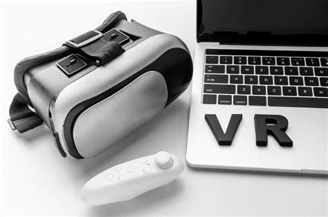 Ilustračná fotografia VR headsetu pripojeného k hernej konzole