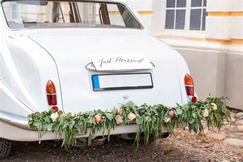 Svadobné auto s kvetinovou výzdobou