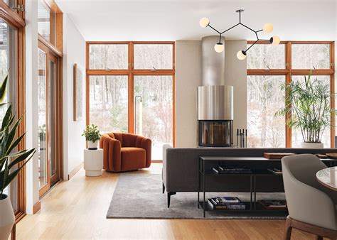 Moderný interiér s veľkými oknami