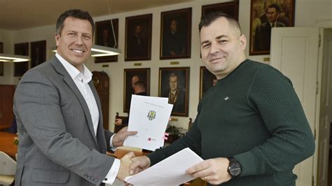 rukujúci si ľudia pri podpise zmluvy