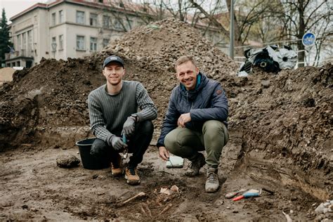 Stredoveký kamenár pracujúci s kameňom
