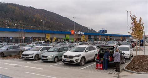 Pohľad na moderné obchodné centrum s dostatkom parkovacích miest