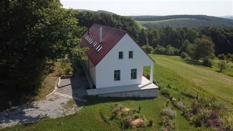 Rodinný dom obklopený zeleňou