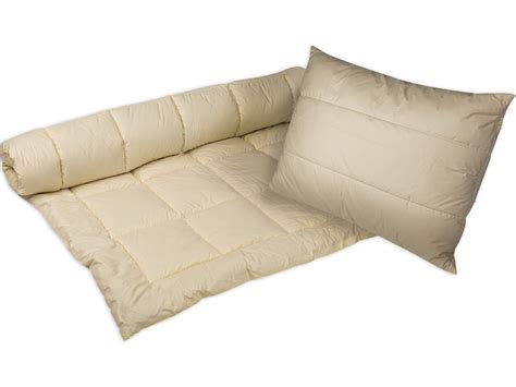 Ilustrácia vankúšovej pevnosti postavenej z nábytku a prikrývok