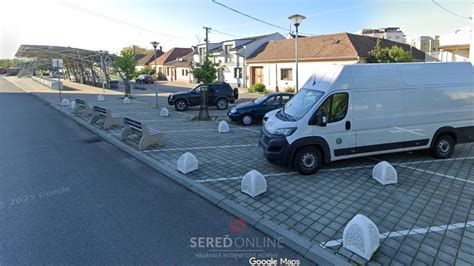Vizualizácia nového značenia parkovacích miest bielou farbou