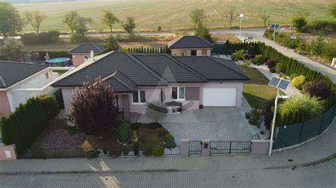 Moderný bungalov s upravenou záhradou