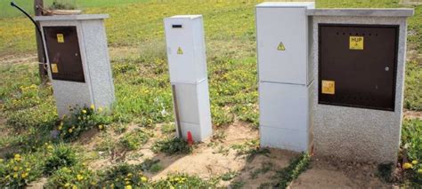 Fotografia moderného elektromerového rozvádzača na hranici pozemku
