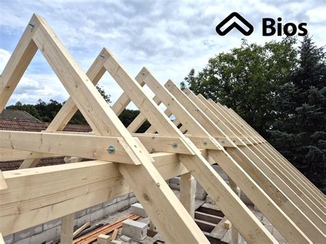 Detailná fotografia dreveného krovu s krokvy