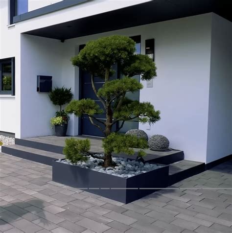 Demonštrácia pred polyfunkčným domom Kubik