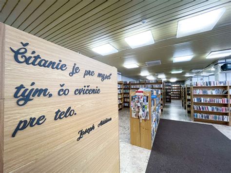 Interiér modernej mestskej knižnice