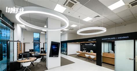 Ilustračná fotografia pobočky banky s klientmi