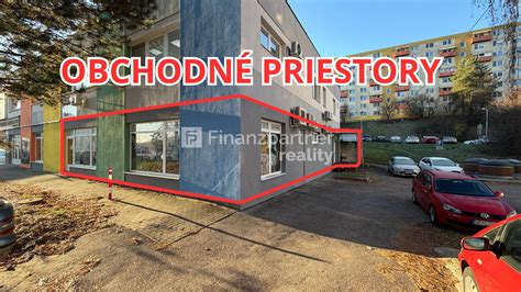 Moderný obchodný priestor s výkladmi