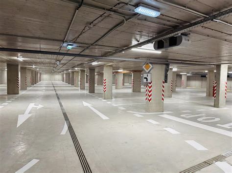 Podzemná garáž s viditeľnými stopami vlhkosti