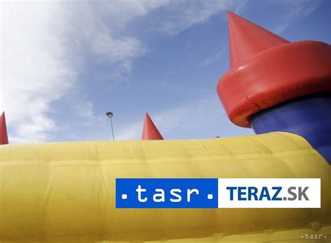 Deti skáču na veľkom nafukovacom hrade