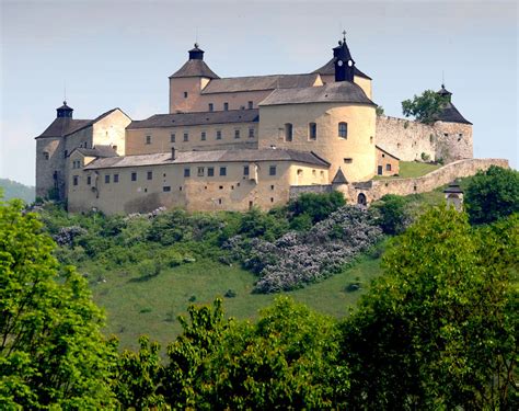 Areál Železnô s hradom Krásna Hôrka v pozadí