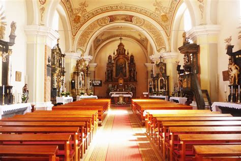 Interiér Kostola Všetkých svätých pred rekonštrukciou