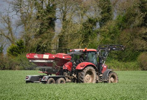 Mladý farmár v poli