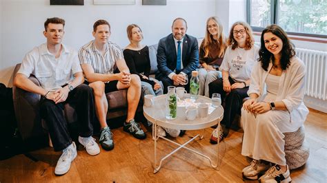 Ilustrácia študentov hľadajúcich bývanie