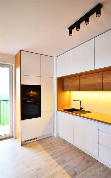 kombinácia dreva, betónu a zlatých doplnkov v modernej kuchyni