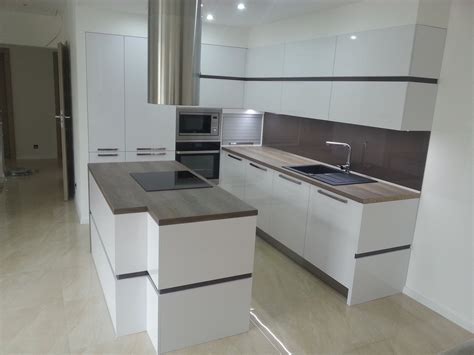 moderná kuchyňa s veľkým ostrovčekom