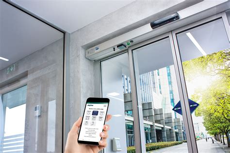 Schéma inštalácie automatických dverí so špecifickým uchytením pohonu